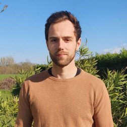 3793a626-eda7-4367-a19d-0dde5213b315-2-715x1024 florian galy ostéopathe arènes